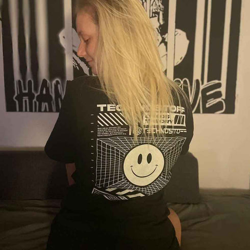 Virtual Rave T-Shirt getragen von Raver Girl im Zimmer von hinten